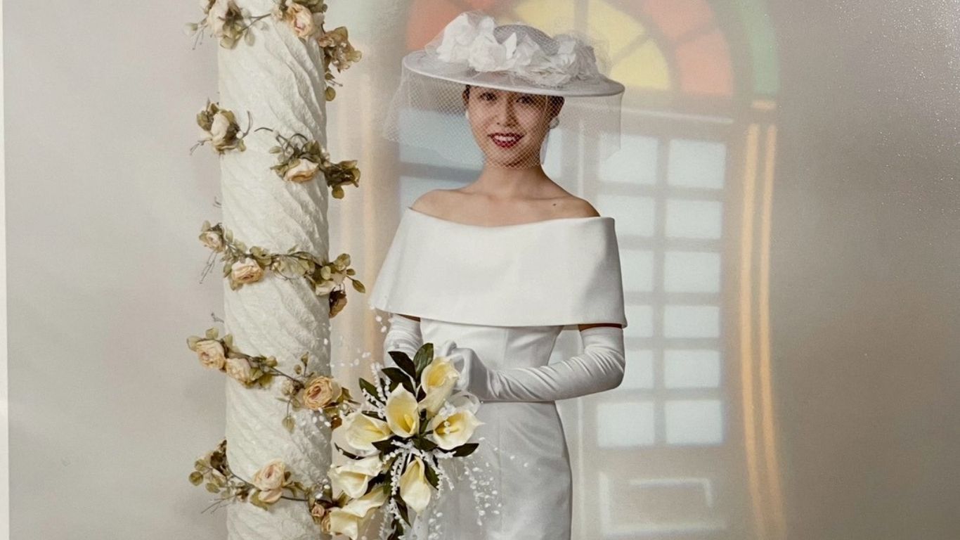 姿勢が美しく自信に満ちた女性