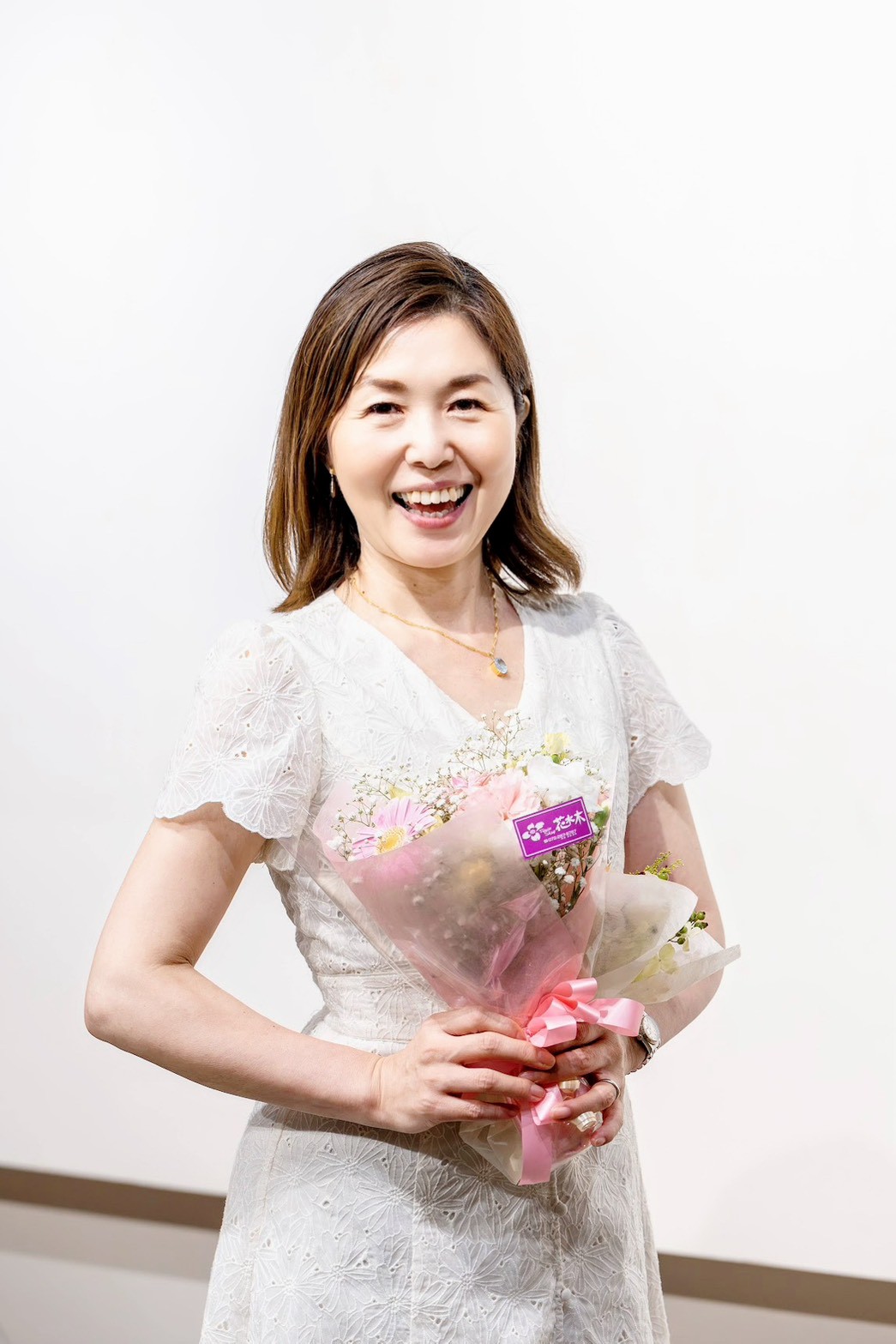 自信に満ちた笑顔の女性 - あなたらしく輝く未来